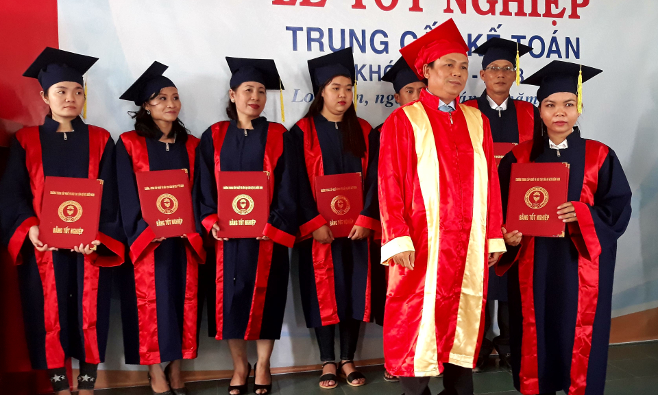 Lễ bế giảng v&agrave; trao bằng tốt nghiệp Trung cấp kế to&aacute;n