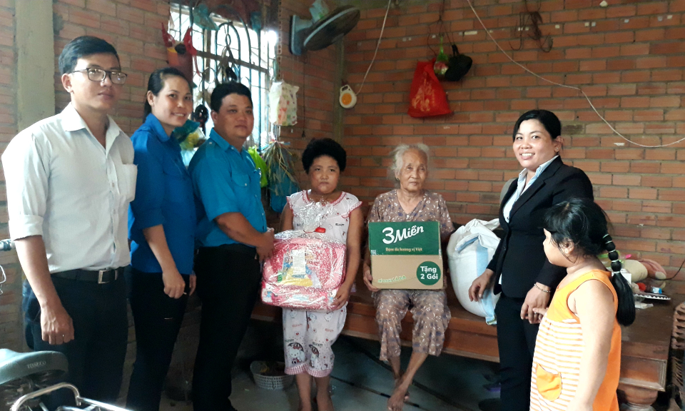 TP T&acirc;n An: Đồng h&agrave;nh với học sinh ngh&egrave;o đến trường