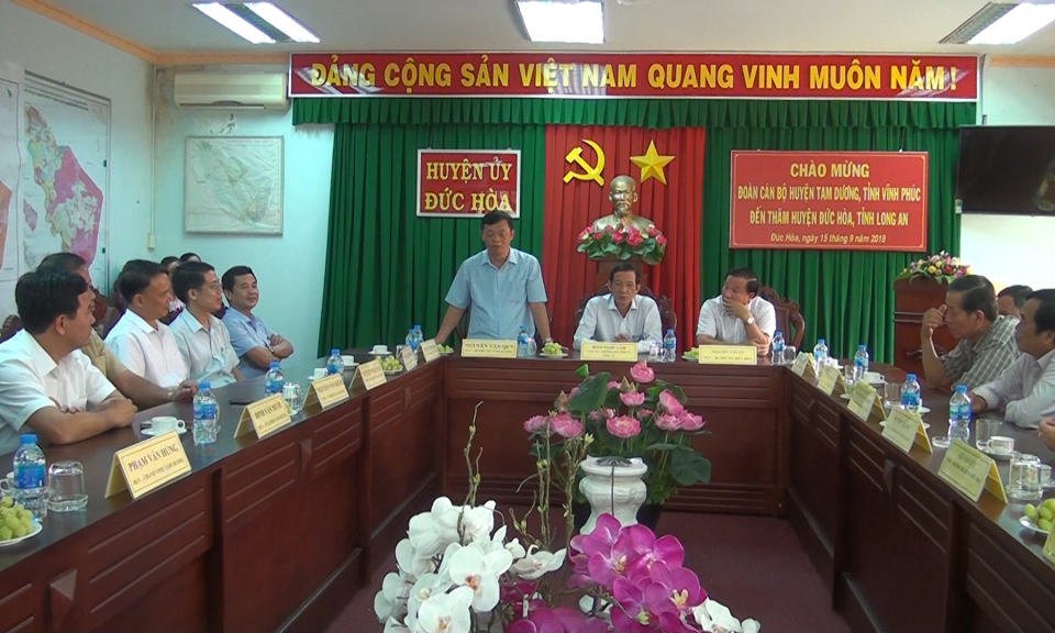 Đức H&ograve;a: Giao lưu, trao đổi với đo&agrave;n c&aacute;n bộ huyện Tam Dương, tỉnh Vĩnh Ph&uacute;c