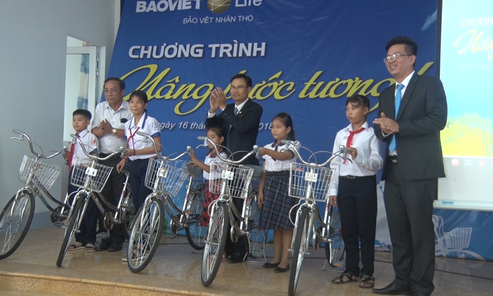 Đức Ho&agrave;: Trao tặng xe đạp cho học sinh hiếu học