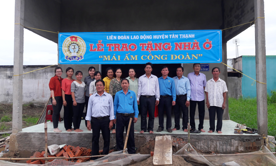 T&acirc;n Thạnh, Đức H&ograve;a: Trao tặng m&aacute;i ấm c&ocirc;ng đ&ograve;an v&agrave; nh&agrave; t&igrave;nh bạn