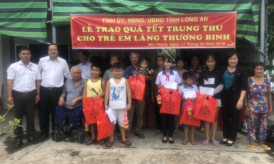 L&atilde;nh đạo tỉnh trao tặng qu&agrave; trung thu cho thiếu nhi