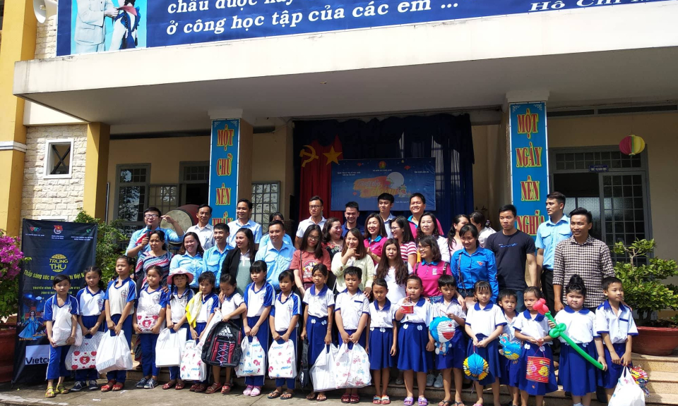 Bến Lức, TX Kiến Tường: Tặng qu&agrave; trung thu cho trẻ em ngh&egrave;o