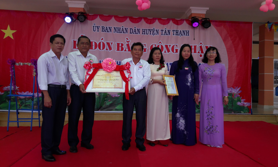 T&acirc;n Thạnh: Trường THCS Huỳnh Việt Thanh đ&oacute;n nhận bằng đạt chuẩn quốc gia