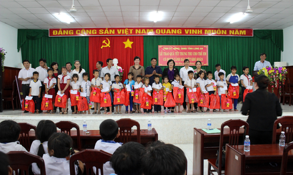 Kiến Tường: Ph&oacute; Chủ tịch UBND tỉnh Long An trao qu&agrave; Tết Trung thu