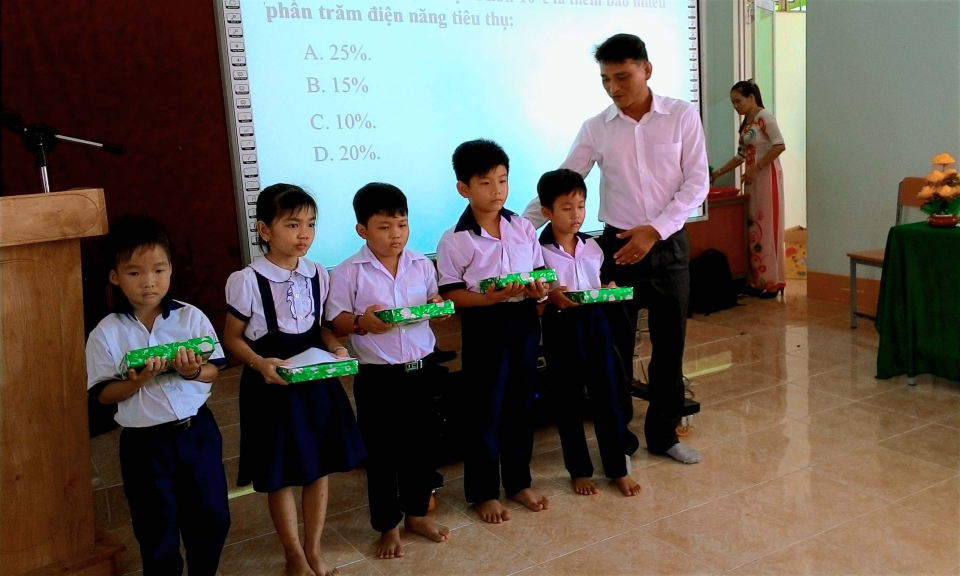 Trao học bổng học sinh ngh&egrave;o v&agrave; tuy&ecirc;n truyền tiết kiệm điện tại T&acirc;n Thạnh