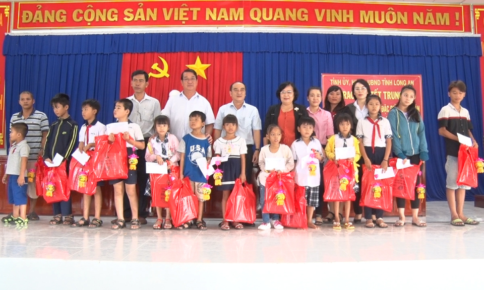 Trao qu&agrave; trung thu cho trẻ em ngh&egrave;o