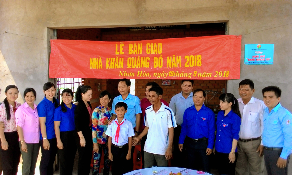 Hội đồng đội tỉnh Long An tặng nh&agrave; khăn qu&agrave;ng đỏ v&agrave; tặng qu&agrave; học sinh ngh&egrave;o