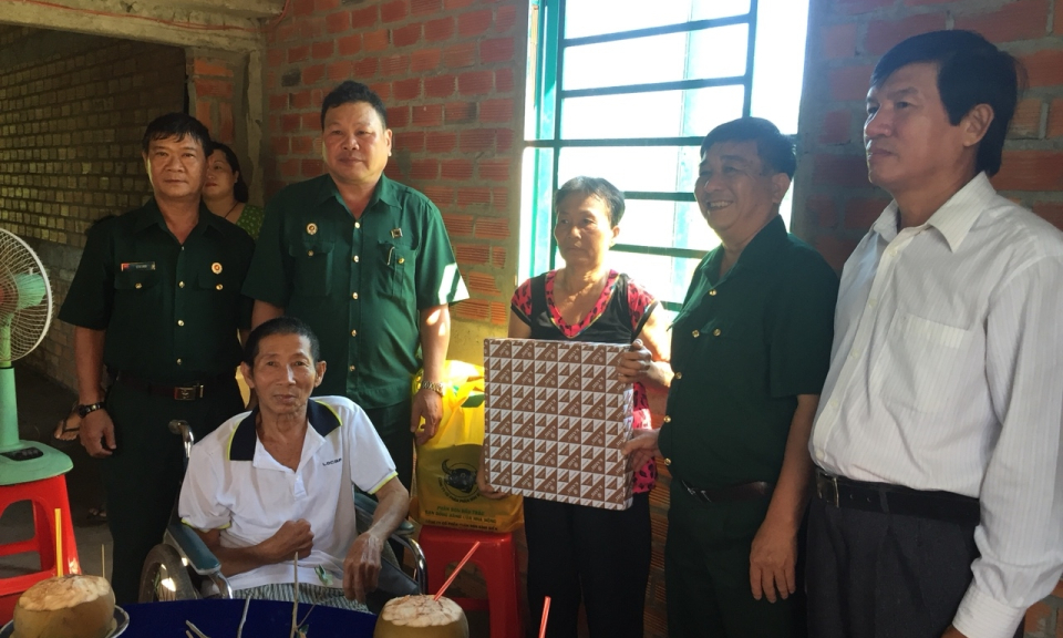 Bến Lức: Trao tặng 2 căn nh&agrave; nghĩa t&igrave;nh đồng đội