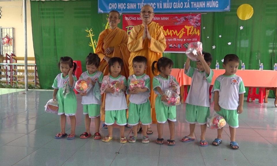 TX Kiến Tường: Tặng qu&agrave; trung thu cho trẻ em ngh&egrave;o