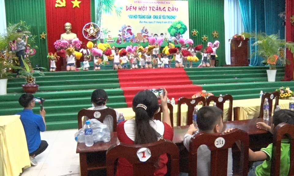 Rộn r&agrave;ng đ&ecirc;m hội trăng rằm