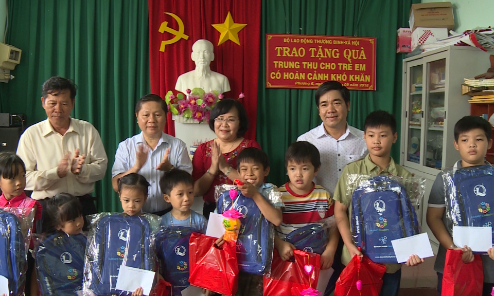 Thứ trưởng Bộ LĐ,TB v&agrave; X&atilde; hội tặng qu&agrave; trung thu cho trẻ em ngh&egrave;o