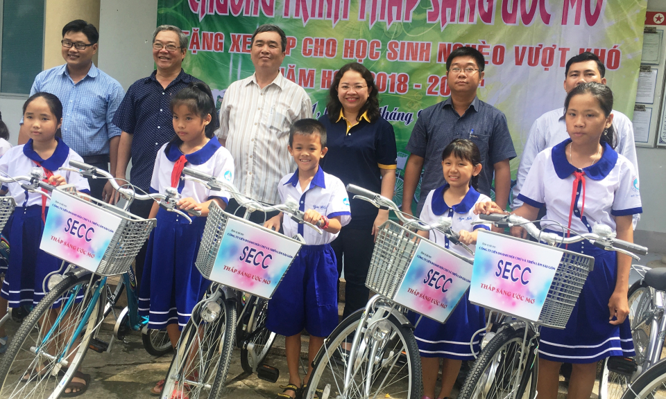 TX Kiến Tường: Tặng 30 chiếc xe đạp cho học sinh c&oacute; ho&agrave;n cảnh đặc biệt kh&oacute; khăn