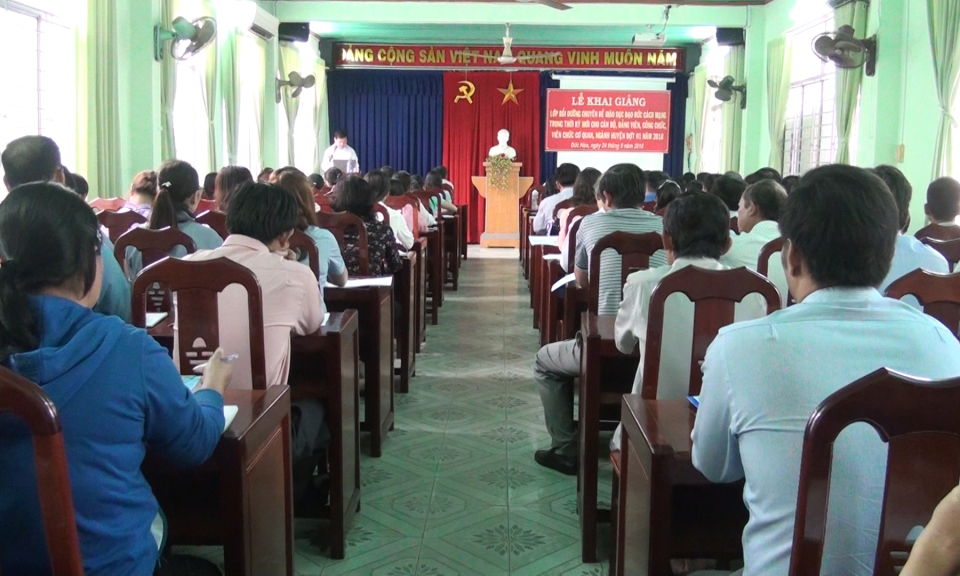 Đức H&ograve;a: Khai giảng lớp bồi dưỡng chuy&ecirc;n đề gi&aacute;o dục đạo đức c&aacute;ch mạng năm 2018