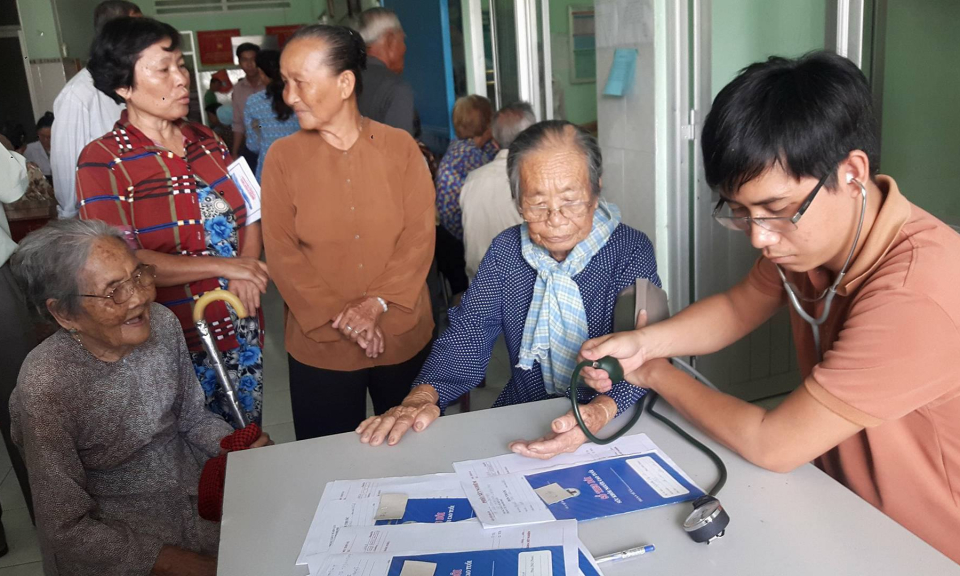 Tr&ecirc;n 2.000 lượt người cao tuổi ở Bến Lức được kh&aacute;m bệnh v&agrave; cấp thuốc miễn ph&iacute;