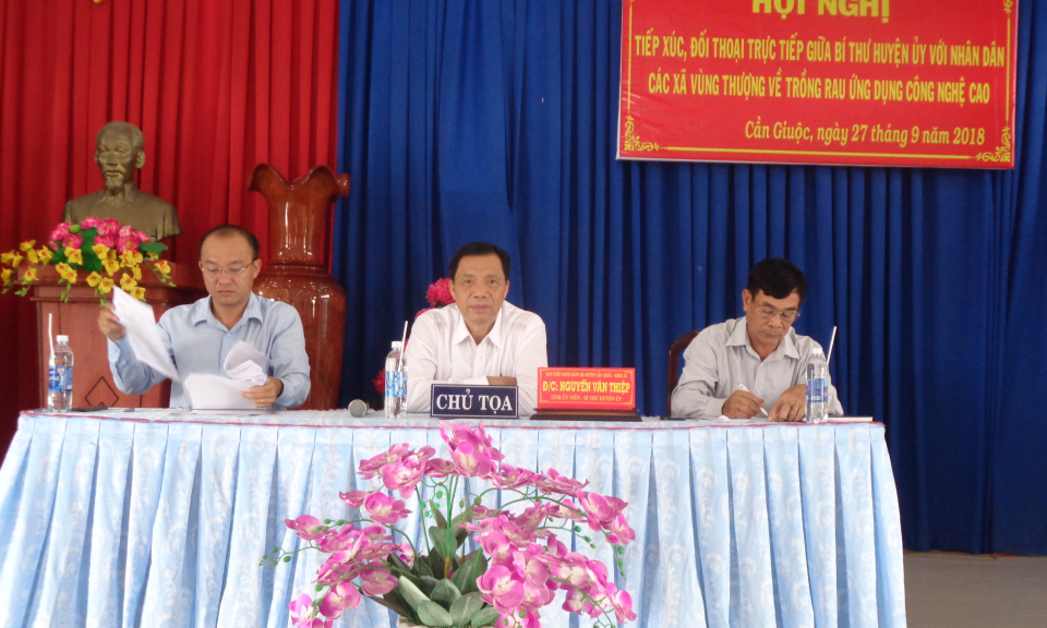 B&iacute; thư huyện ủy Cần Giuộc đối thoại với c&aacute;c hộ d&acirc;n trồng rau ứng dụng c&ocirc;ng nghệ cao