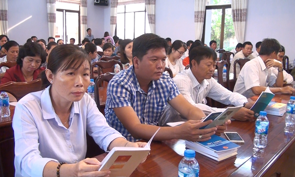 Đức H&ograve;a: Hội nghị triển khai c&aacute;c văn bản ph&aacute;p luật mới