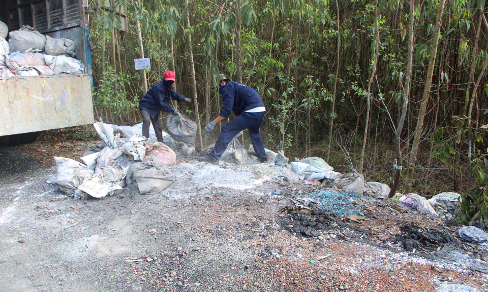 Đ&ocirc;̉ tr&ocirc;̣m rác thải c&ocirc;ng nghi&ecirc;̣p &ndash; c&acirc;̀n xử lý