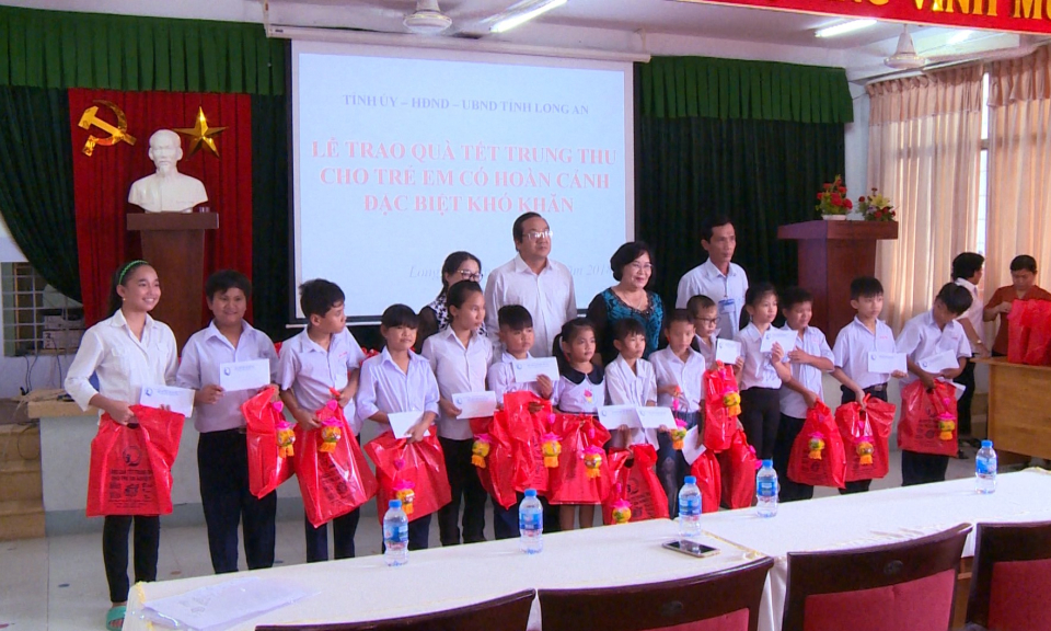 Gần 200 trẻ em có hoàn cảnh đặc biệt khó khăn được nhận qu&agrave; trung thu