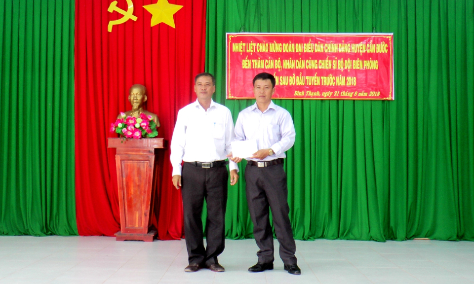 C&acirc;̀n Đước: Thăm, tặng quà nh&acirc;n d&acirc;n c&aacute;c huy&ecirc;̣n bi&ecirc;n giới