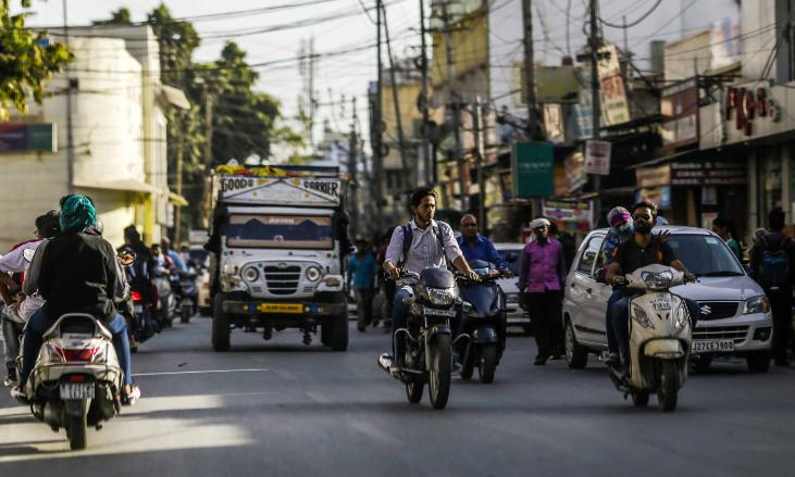 Ấn Độ gi&agrave;nh lại danh hiệu tăng trưởng kinh tế nhanh nhất thế giới