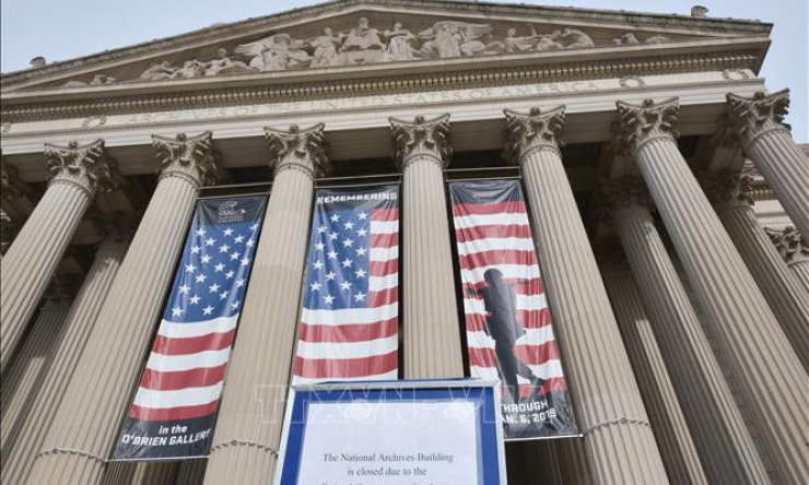 Ch&iacute;nh phủ Mỹ tho&aacute;t cảnh đ&oacute;ng cửa nhờ g&oacute;i chi ti&ecirc;u khổng lồ 855 tỷ USD