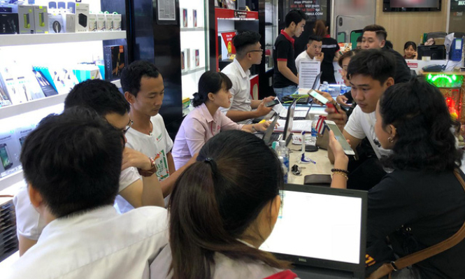 iPhone XS Max chạm gi&aacute; s&agrave;n chỉ sau 5 ng&agrave;y c&oacute; mặt ở Việt Nam