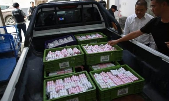 Chở 1 tấn tiền đi mua xe si&ecirc;u sang, của h&agrave;ng &ocirc; t&ocirc; đếm 10 tiếng mới xong