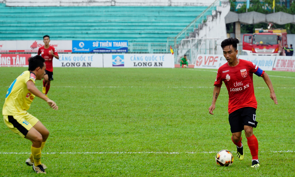 Long An chia tay kh&aacute;n giả nh&agrave; bằng trận h&ograve;a với H&agrave; Nội B.