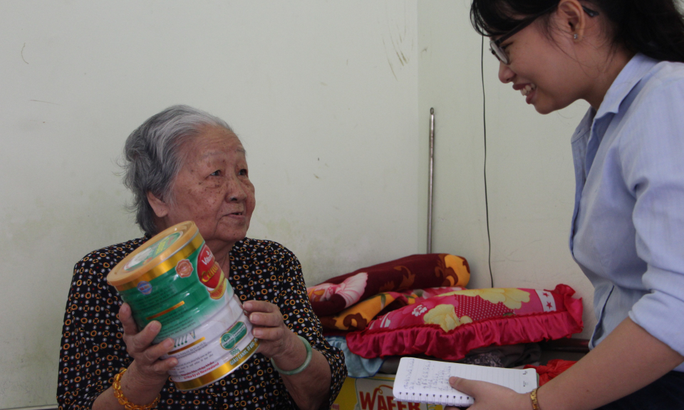 Ấm l&ograve;ng tuổi xế chiều