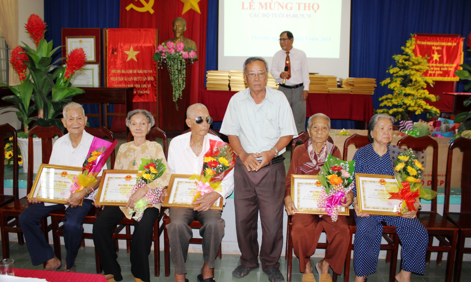 Cần Đước: Mừng thọ c&aacute;c cụ cao tuổi