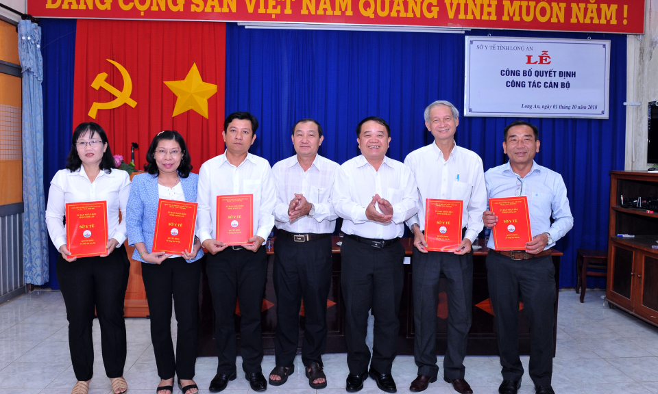 Sở y tế Long An c&ocirc;ng bố v&agrave; trao quyết định về c&ocirc;ng t&aacute;c c&aacute;n bộ