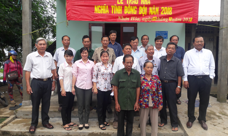 T&acirc;n Thạnh: Trao tặng nh&agrave; nghĩa t&igrave;nh đồng đội