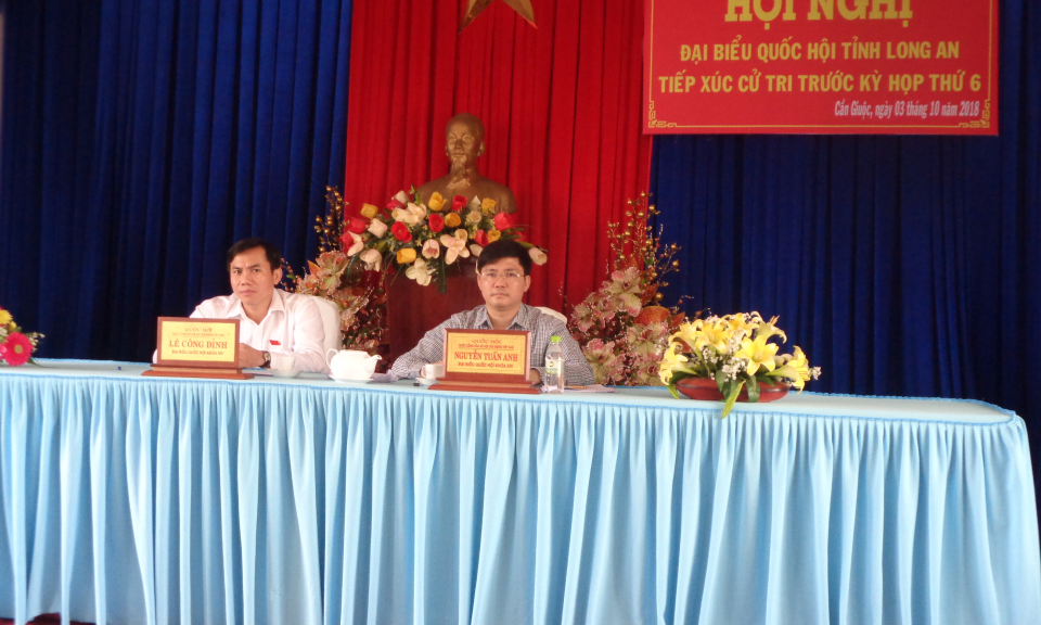 Đại biểu quốc hội tiếp x&uacute;c cử tri Cần Giuộc