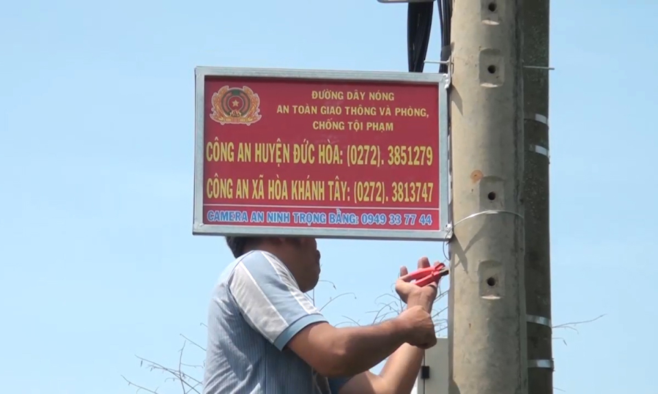 Đức H&ograve;a: Triển khai m&ocirc; h&igrave;nh bảng th&ocirc;ng tin số điện thoại đường d&acirc;y n&oacute;ng