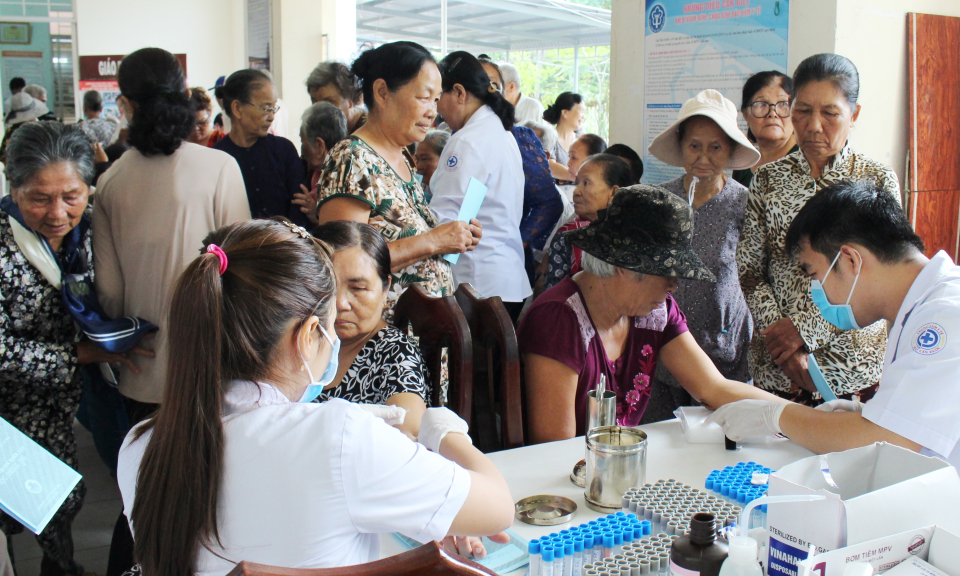 Cần Đước: Kh&aacute;m sức khỏe cho hơn 3.200 người độ tuổi từ 60