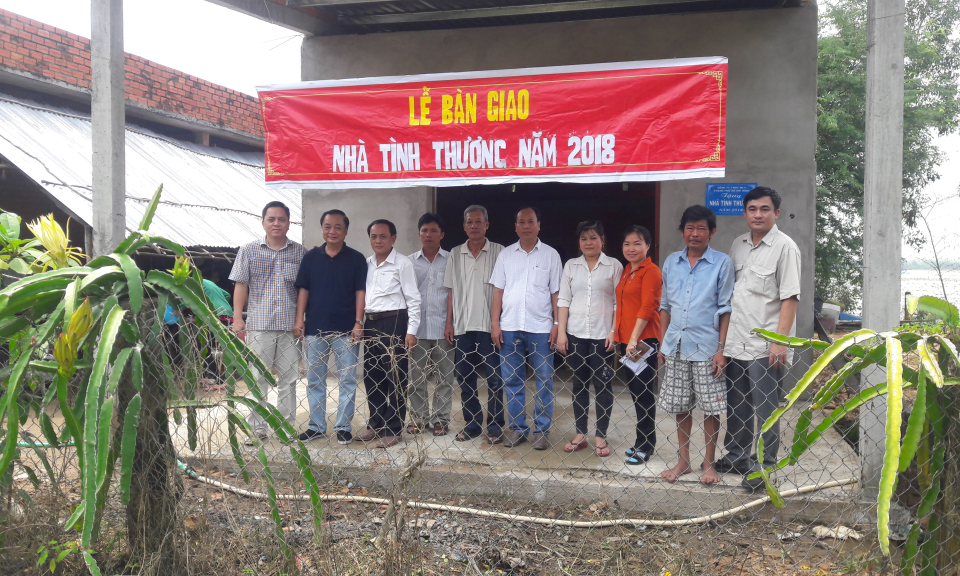 T&acirc;n Thạnh: Trao nh&agrave; t&igrave;nh thương cho hộ ngh&egrave;o