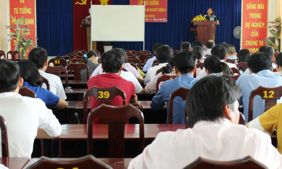 Cần Đước: Bồi dưỡng kiến thức quốc ph&ograve;ng v&agrave; an ninh đối tượng 4