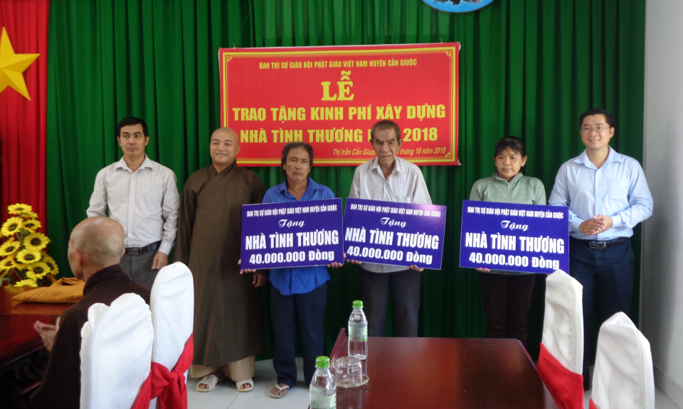 Cần Giuộc: Trao tặng kinh ph&iacute; x&acirc;y dựng 3 căn nh&agrave; t&igrave;nh thương
