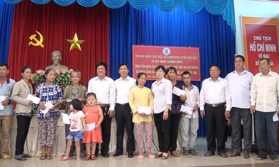 Đức Ho&agrave;: Trao tiền hỗ trợ nạn nh&acirc;n chất độc da cam c&oacute; ho&agrave;n cảnh đặc biệt kh&oacute; khăn