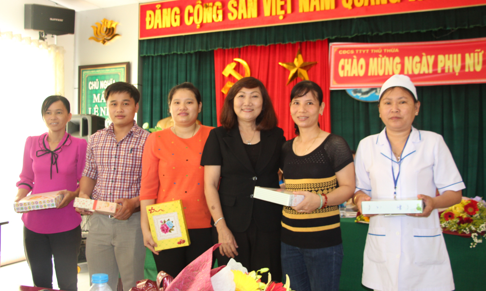 Thủ Thừa: Trung T&acirc;m y tế họp mặt ng&agrave;y phụ nữ Việt Nam