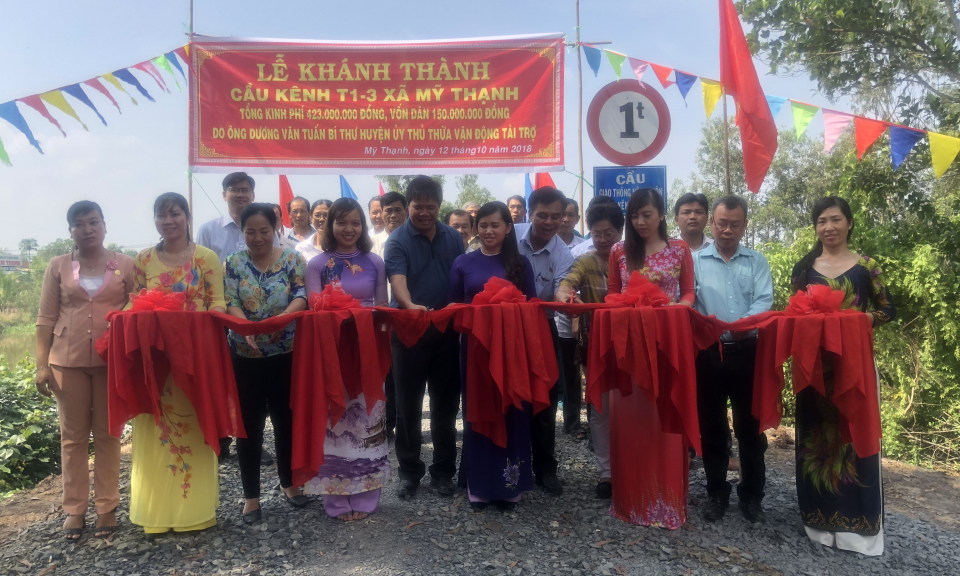 Thủ Thừa: Lễ kh&aacute;nh th&agrave;nh cầu giao th&ocirc;ng n&ocirc;ng th&ocirc;n