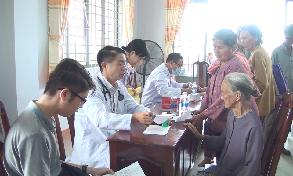 Đức H&ograve;a: Kh&aacute;m bệnh cấp thuốc miễn ph&iacute; cho người người cao tuổi