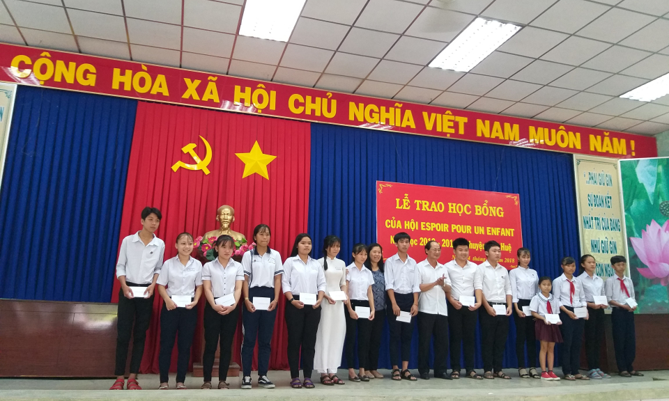 Trao qu&agrave; v&agrave; học bổng cho học sinh s&aacute;ng tạo, hiếu học