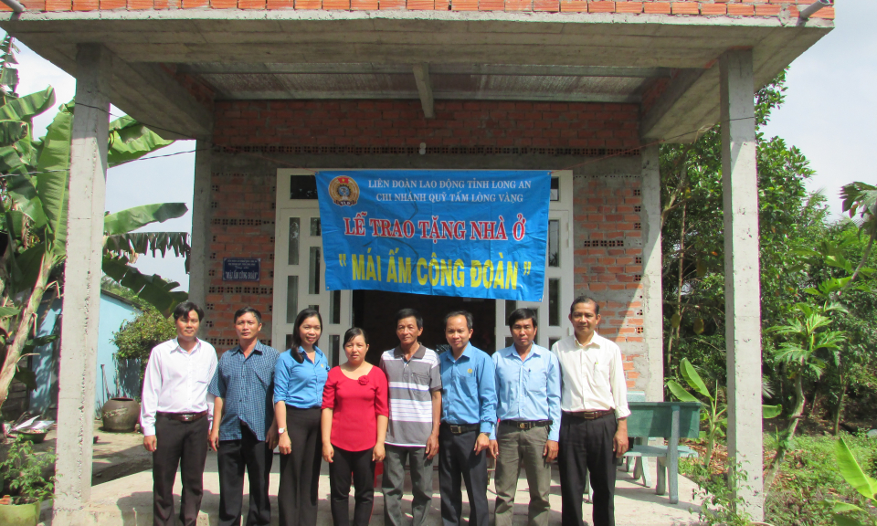 Bến Lức: Trao tặng 2 M&aacute;i ấm C&ocirc;ng đo&agrave;n cho c&ocirc;ng đ&ograve;an vi&ecirc;n kh&oacute; khăn