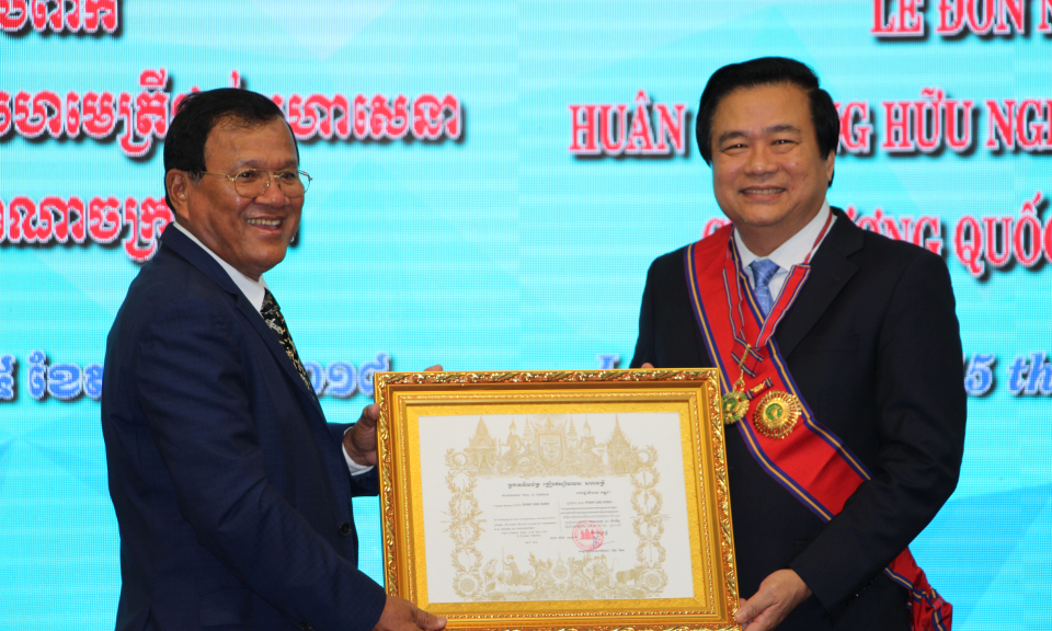 Lễ đ&oacute;n nhận hu&acirc;n chương hữu nghị hạng Moha Sena của Vương quốc Campuchia