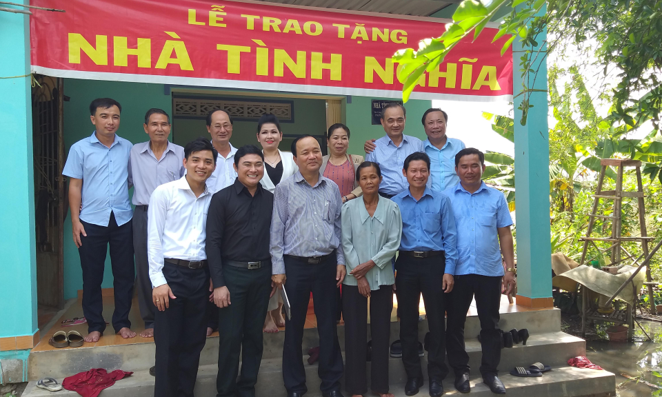 Đức H&ograve;a, Đức Huệ: Trao nh&agrave; t&igrave;nh nghĩa cho gia đ&igrave;nh ch&iacute;nh s&aacute;ch