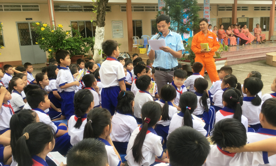 TX Kiến Tường: Tuy&ecirc;n truyền tiết kiệm điện trong trường học