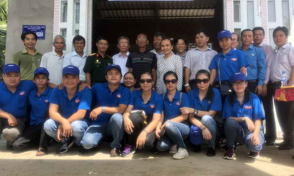 Thủ Thừa: Trao tặng nh&agrave; t&igrave;nh nghĩa cho gia đ&igrave;nh ch&iacute;nh s&aacute;ch