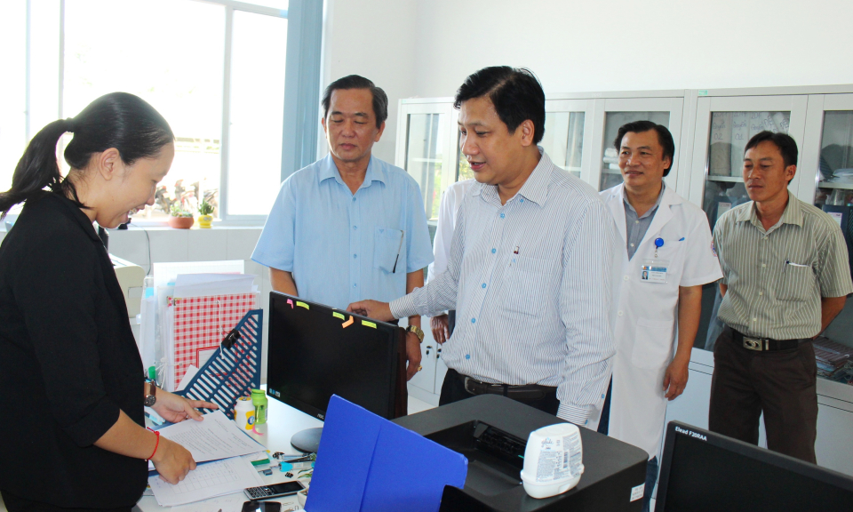 B&iacute; thư Huyện ủy Cần Đước khảo s&aacute;t Trung t&acirc;m y tế huyện